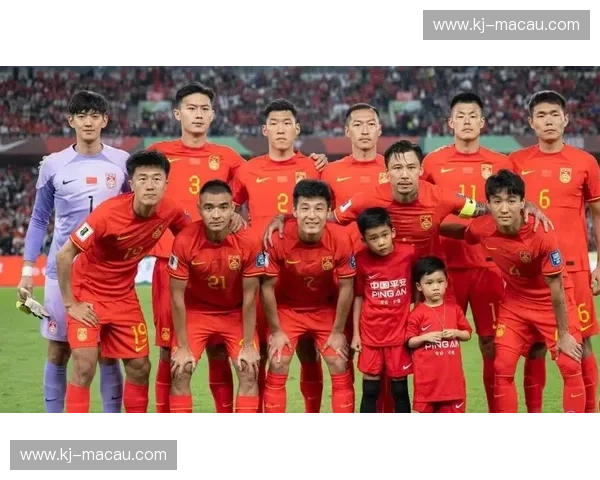 中国女足442阵型暴露中场控制力不足，双后腰组合缺乏纵向穿透力